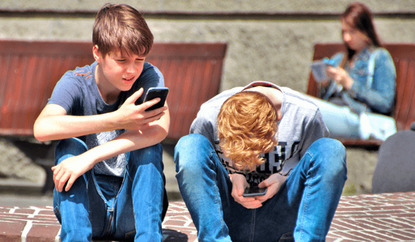 Иллюстрация к записи «Зависимость от социальных сервисов у подростков увеличивает риск СДВГ»
