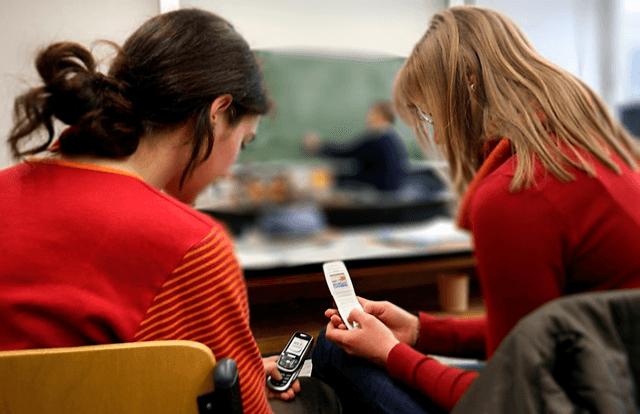 Власти Франции ввели официальный запрет на использование смартфонов в школах