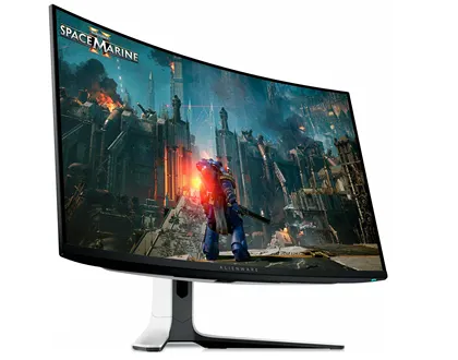 Изогнутый игровой монитор Alienware AW3225QF с QD-OLED матрицей. На экране — сцена из игры Space Marine: космический морпех в броне стоит на фоне разрушенного индустриального города