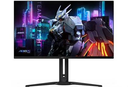 Монитор AORUS (модель FO32U2) с чёрным корпусом. На экране изображён футуристический робот на фоне неонового городского пейзажа и логотипа AORUS в левом нижнем углу