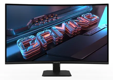 На изображении представлен монитор Gigabyte GS32QC с изогнутым экраном. На экране отображается яркая 3D-надпись «GAMING» в футуристическом стиле с неоновыми контурами синего и красного цветов. Фон выполнен в тёмных тонах с элементами, напоминающими высокотехнологичную панель управления. В нижней части экрана виден логотип «Gigabyte». Дизайн монитора лаконичный, с чёрной рамкой и минималистичной подставкой