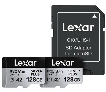 На изображении показаны две microSD-карты Lexar объемом 128 ГБ и адаптер SD для использования с microSD-картами. Карты имеют обозначения V30 и A2, что указывает на скорость записи видео и производительность для приложений соответственно