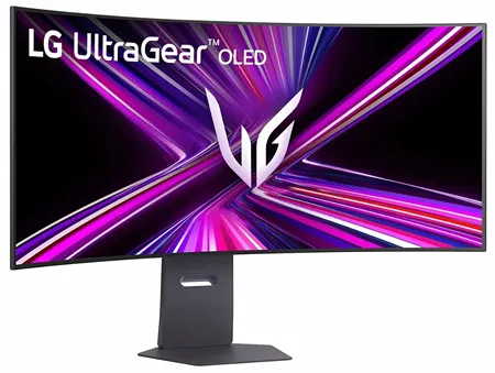 На изображении представлен изогнутый игровой монитор LG UltraGear 45GX950A-B. На экране — яркий абстрактный узор с расходящимися линиями фиолетового, розового и синего оттенков. В центре композиции расположен логотип серии VG, выполненный в белом цвете. Монитор установлен на стильной чёрной подставке