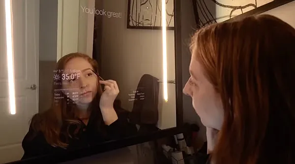 Девушка использует умное зеркало для нанесения макияжа