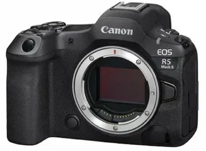 Камера Canon EOS R5 Mark II без установленного объектива. Корпус выполнен в чёрном цвете, с текстурированной рукояткой. На корпусе отчётливо видны логотип Canon и обозначение модели