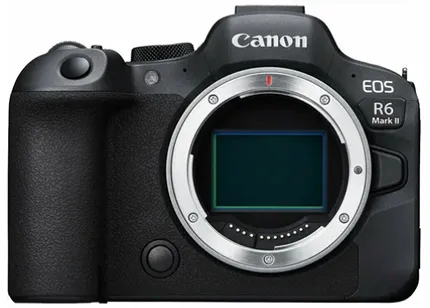 Фронтальный вид камеры Canon EOS R6 Mark II. Корпус выполнен в чёрном цвете с текстурированной рукояткой. Открытый байонет демонстрирует матрицу камеры. На корпусе видны элементы управления: кнопки и диски настройки