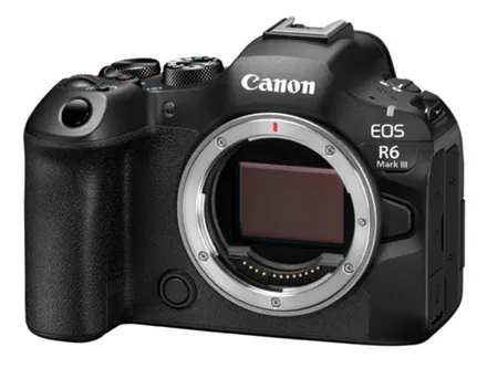 Камера Canon EOS R6 Mark III без установленного объектива. Корпус выполнен в чёрном цвете, с текстурированной рукояткой. На корпусе отчётливо видны логотип Canon и обозначение модели