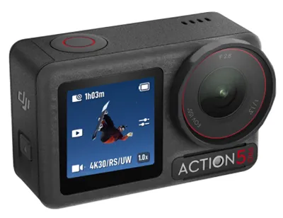 Чёрная экшн-камера DJI Osmo Action 5 Pro с сенсорным экраном, на котором отображается видеозапись в разрешении 4K30/RS/UW. Видна линза с маркировкой F2.8 и надпись ACTION 5