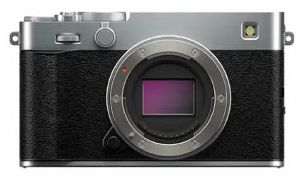 На изображении представлена беззеркальная камера Fujifilm X-E5 в ретро-дизайне. Корпус выполнен в серебристо-чёрной цветовой гамме: верхняя часть — металлическая, серебристая, боковые панели — чёрные с текстурированной поверхностью