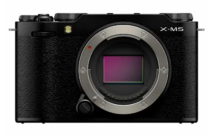 Беззеркальная камера Fujifilm X-M5 с характерными элементами: откидной боковой экран для удобства съёмки, пушистый ветрозащитный микрофон для записи звука и открытый байонет для установки объектива. Корпус камеры чёрного цвета
