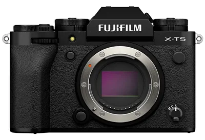 Фронтальный вид камеры Fujifilm X-T5. Корпус выполнен в чёрном цвете с текстурированной рукояткой. Открытый байонет демонстрирует матрицу камеры. На корпусе видны элементы управления: диски настройки и кнопки