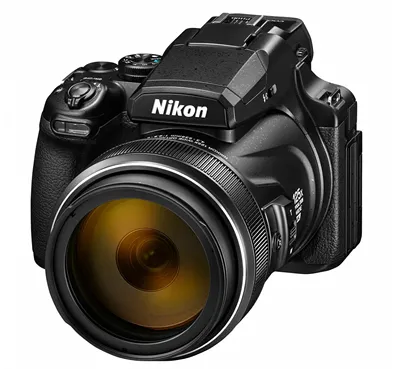Фронтальный вид компактной камеры Nikon Coolpix P1100 в чёрном корпусе. Хорошо виден крупный объектив с маркировкой «125x», электронный видоискатель и элементы управления на верхней панели