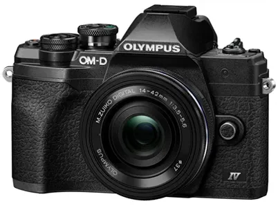 На изображении представлена беззеркальная камера Olympus OM-D E-M10 Mark IV в чёрном корпусе. Установлен объектив M.Zuiko Digital 14–42mm f/3.5–5.6. Видны элементы управления, логотип Olympus на верхней части корпуса и маркировка «IV» в нижней правой части