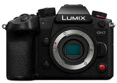 На изображении представлена беззеркальная камера Panasonic Lumix DC-GH7 (модель GH7)
