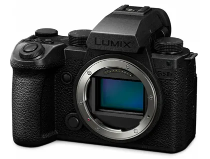 На изображении представлен беззеркальный фотоаппарат Panasonic Lumix S5IIX в чёрном корпусе. Видна передняя часть камеры с открытым байонетом L-mount для крепления объектива. На корпусе отчётливо видны элементы управления: диски настройки и кнопки. В верхней части расположен электронный видоискатель (EVF) и логотип «Lumix»