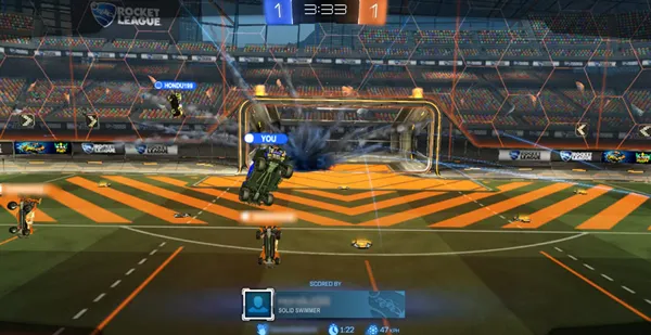 Сцена из Rocket League — матч с равным счётом (1:1), игрок управляет машиной возле ворот, соперник выполняет трюк в воздухе, на экране информация о последнем голе (SOLID SWIMMER) и оставшемся времени (3:33)