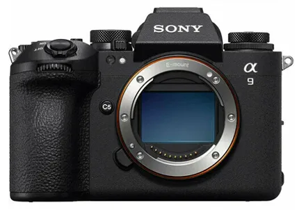 На изображении представлена беззеркальная камера Sony Alpha ILCE-9M2 (A9 III) в чёрном корпусе. Видна передняя часть камеры с открытым байонетом E-mount для крепления объектива. На верхней части корпуса отчётливо виден логотип «SONY», справа обозначена модель «α 9»