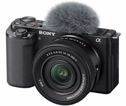 На изображении представлен беззеркальный фотоаппарат Sony ZV-E10 в комплекте с объективом Sony E PZ 16-50 мм f/3.5-5.6 OSS