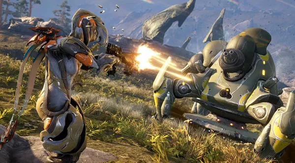 На изображении запечатлён динамичный момент из игры Warframe. В центре композиции — персонаж в футуристическом экзоскелете (Warframe), который ведёт бой с крупным механическим существом, напоминающим паукообразного робота