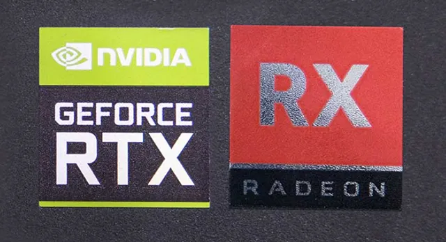 Изображение показывает два логотипа графических процессоров: слева логотип NVIDIA GeForce RTX с зелёным и чёрным оформлением, справа логотип AMD Radeon RX с красным и чёрным оформлением