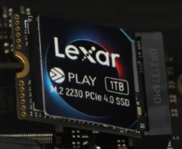 SSD-накопитель Lexar Play формата 2230 NVMe в процессе установки на материнскую плату