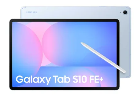 Планшет Samsung Galaxy Tab S10 FE+ в светло-голубом корпусе. Экран с заставкой «Galaxy Tab S10 FE+» и розово-голубым градиентом. Белый стилус по диагонали. На задней панели — логотип «SAMSUNG» и камера. Дизайн минималистичный и современный