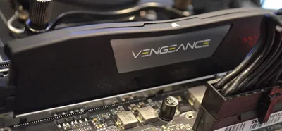 оперативная память Corsair Vengence DDR5 установленная на материнской плате ПК