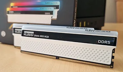 Комплект оперативной памяти Klevv Cras XR5 RGB на фоне упаковки