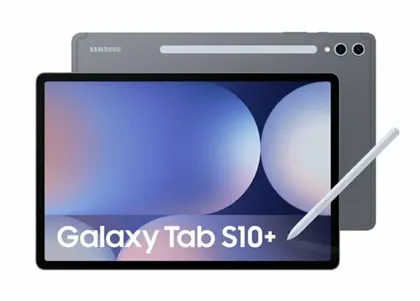 На изображении представлен планшет Samsung Galaxy Tab S10+ в сером цвете. На переднем плане виден экран устройства с надписью «Galaxy Tab S10+», на фоне абстрактного градиентного изображения. Сзади планшета видна его задняя панель с логотипом «SAMSUNG» в верхней части