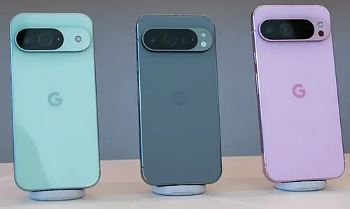 На изображении представлены три смартфона Google Pixel 9 в разных цветовых исполнениях