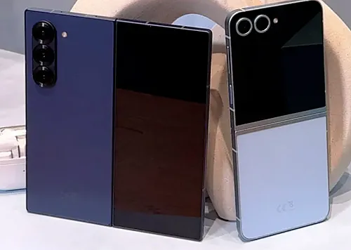 На изображении представлены два складных смартфона Samsung из серии Galaxy Z