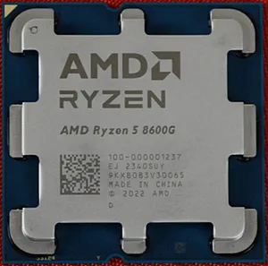 На изображении представлен процессор AMD Ryzen 5 8600G без упаковки