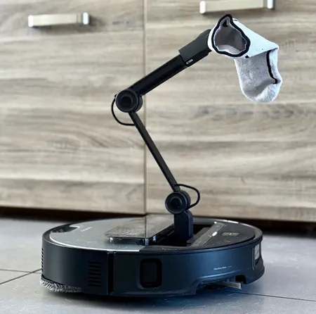 Робот-пылесос с функцией влажной и сухой уборки Roborock Saros Z70 с механической рукой