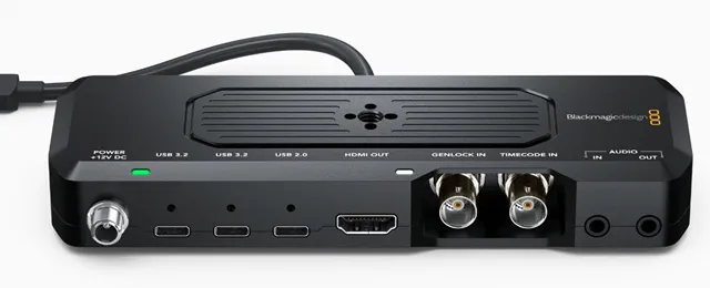 Чёрная док-станция с несколькими портами, включая USB, HDMI, аудиоразъём и разъём для подключения питания, с маркировкой Blackmagic Design