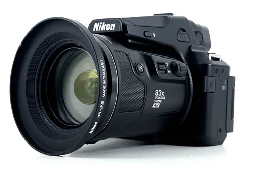 Фотокамера Nikon Coolpix P950 с огромным объективом