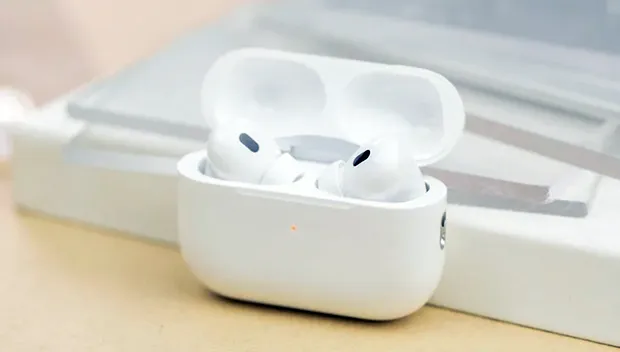 Кейс AirPods Pro 2 стоит вертикально на столе