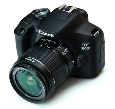 Зеркальный фотоаппарат Canon EOS 2000D с объективом