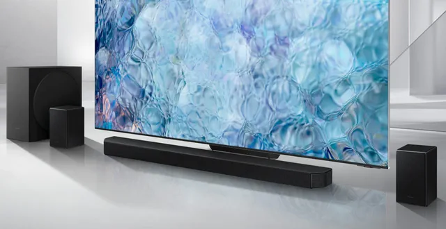 Саундбар Samsung Q950A на фоне включенного телевизора