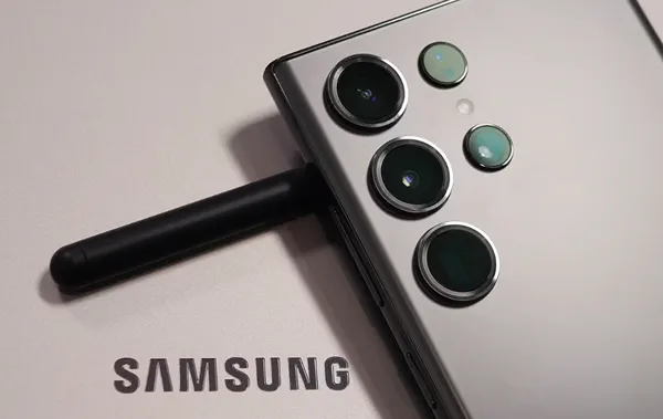 Объективы фотокамер и сенсоров на смартфоне Samsung Galaxy S23 Ultra