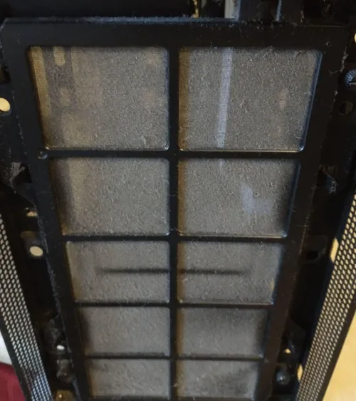 Покрытый пылью пылевой фильтр компьютерного корпуса