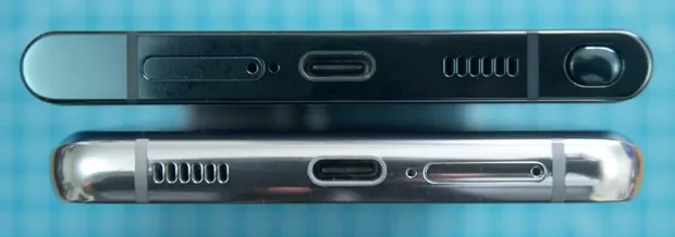 Нижние стороны Samsung Galaxy S22 Ultra и Galaxy S21 Ultra с лотками для сим-карт