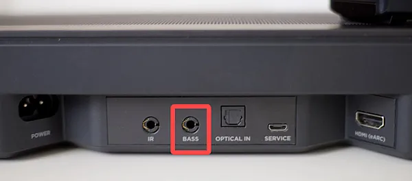 Bose Soundbar 600 оснащен выходом для сабвуфера в формате мини-джек