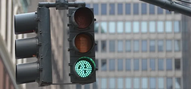 Зеленый свет светофора в умной транспортной системе