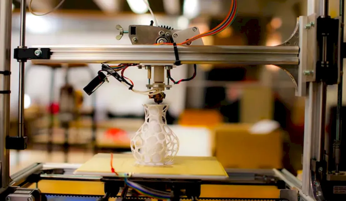 3D-принтер печатает дизайнерский объект