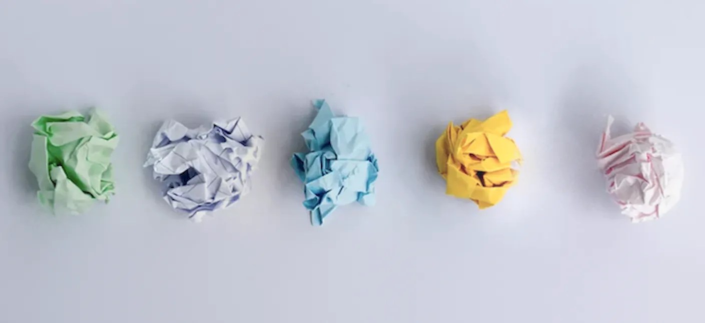Сжатые в комок цветные листы бумаги – образ сжатия видео