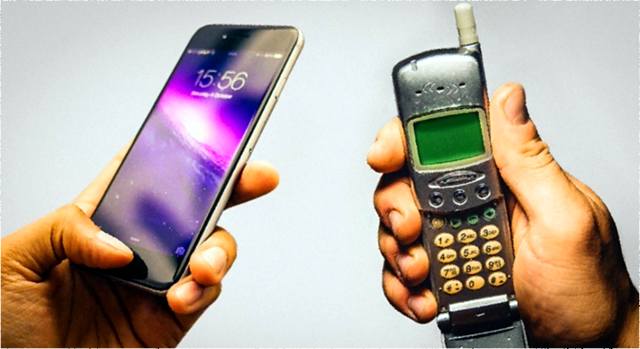 Сравнение современного умного смартфона и классического мобильного телефона