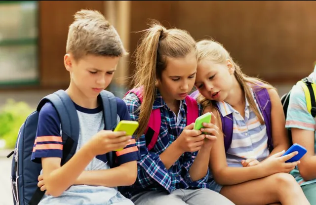 Современные дети погружены в мир смартфонов
