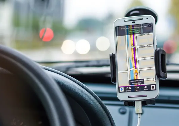 Навигация в автомобиле с помощью старого смартфона