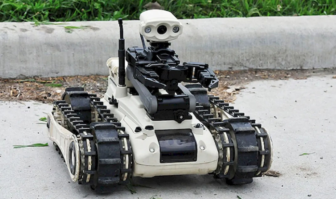 Современный военный робот для разминирования полей