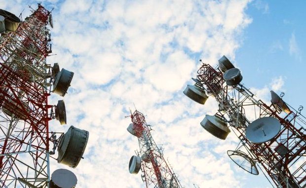Вышки операторов сотовой связи с принимающими и передающими антеннами